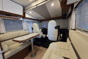 Intérieur de camping-car avec salon et table