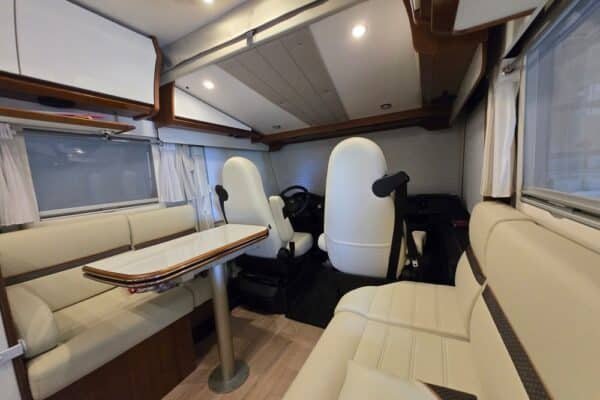 Intérieur de camping-car avec salon et table