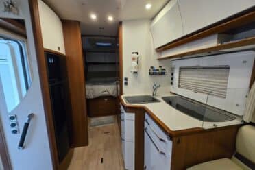 Camper cucina moderna con letto posteriore
