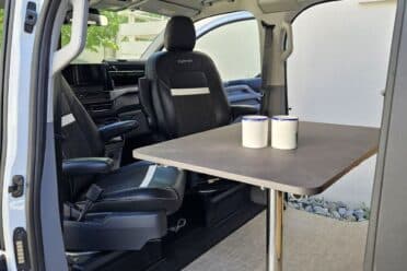 Interno Van camperizzato con tavolo e sedili girevoli