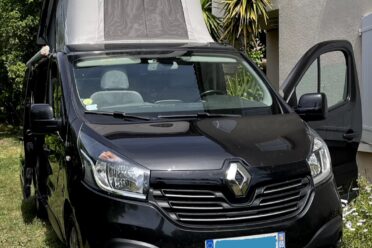 Campervan Schwarz mit offenem Hubdach