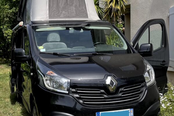 Van aménagé noir avec toit relevable ouvert