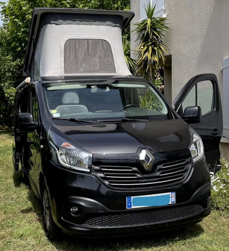 Van aménagé noir avec toit relevable ouvert