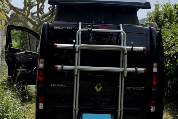 Van aménagé avec toit relevable et panneau solaire