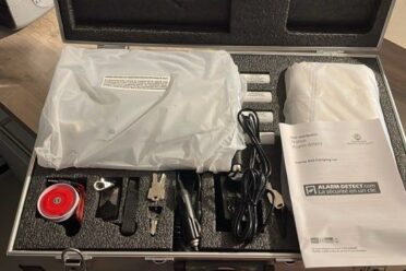 Mallette ouverte avec kit d’alarme complet