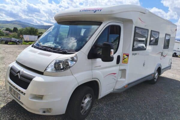 Camping-car blanc stationné en pleine campagne