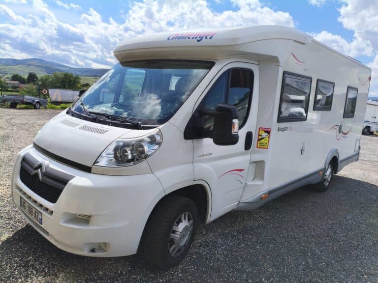 Camping-car blanc stationné en pleine campagne