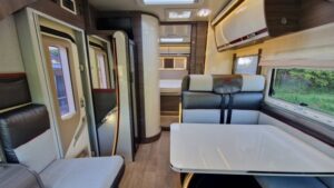 Intérieur moderne de camping-car avec coin repas
