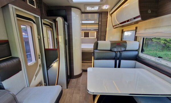 Intérieur moderne de camping-car avec coin repas