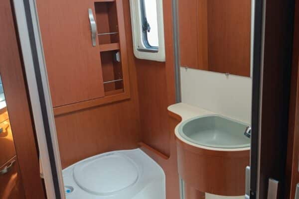 Petite salle de bain en camping-car moderne