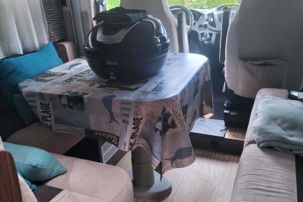 Intérieur de camping-car avec table et top case
