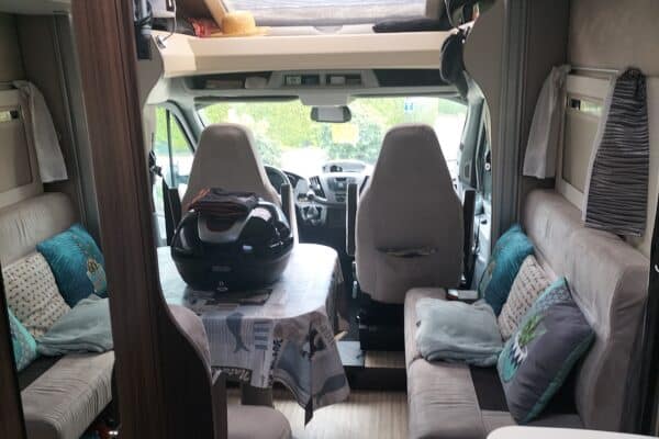 Intérieur d’un camping-car avec salon et cabine