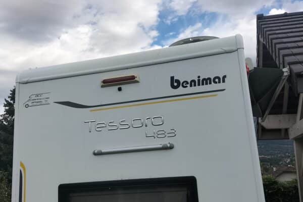 Arrière camping-car Benimar Tessoro 483 sous ciel nuageux