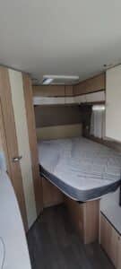 Chambre de camping-car avec lit double et rangements