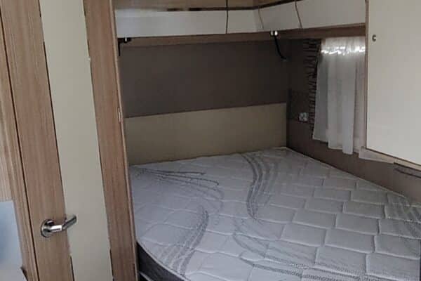 Chambre de camping-car avec lit double et rangements