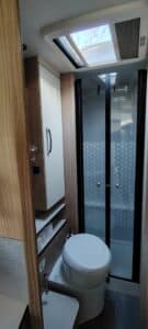 Petite salle de bain moderne avec douche