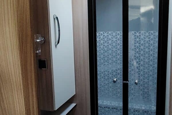 Petite salle de bain moderne avec douche