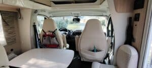 Intérieur de camping-car vu vers le cockpit