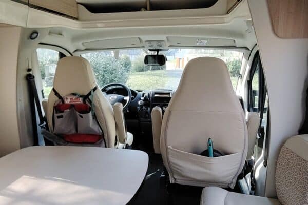 Intérieur de camping-car vu vers le cockpit