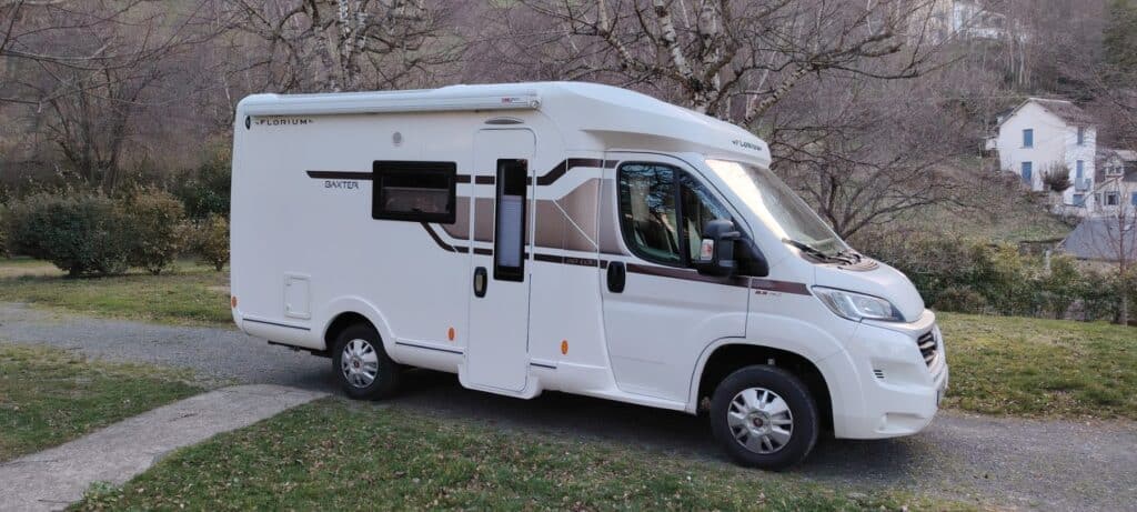 Camping-car blanc Florium garé à la campagne