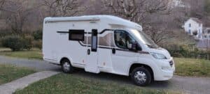 Camping-car blanc Florium garé à la campagne