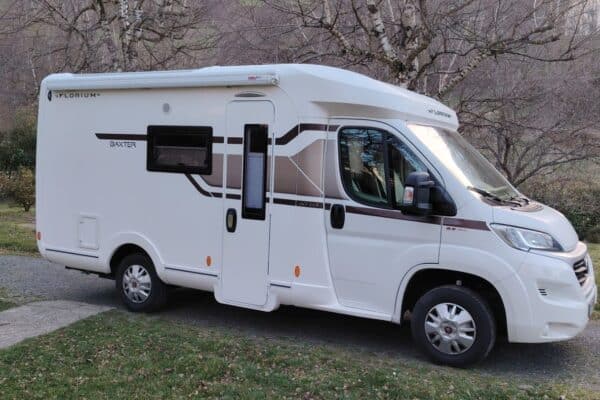 Camping-car blanc Florium garé à la campagne