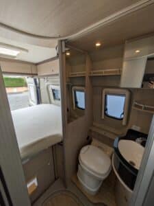 Salle de bain compacte de camping-car moderne