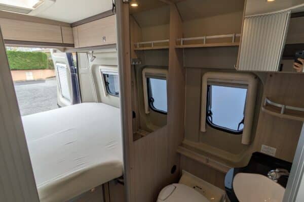 Salle de bain compacte de camping-car moderne
