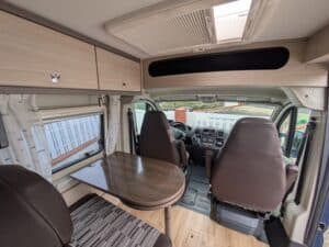 Intérieur moderne de camping-car avec coin repas