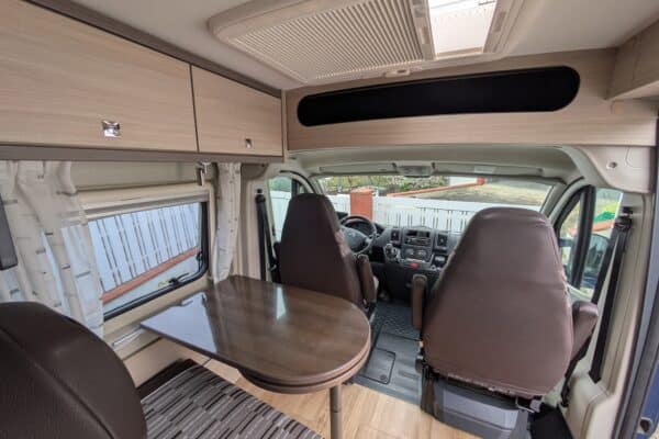 Intérieur moderne de camping-car avec coin repas