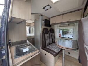 Intérieur de camping-car avec cuisine et banquette