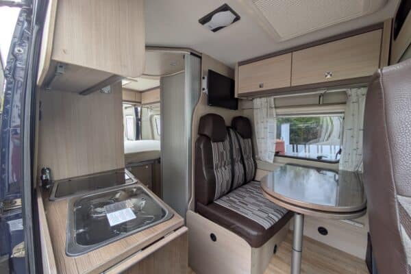 Intérieur de camping-car avec cuisine et banquette