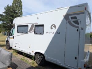 Camping-car Bavaria blanc stationné en plein air