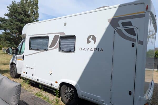 Camping-car Bavaria blanc stationné en plein air