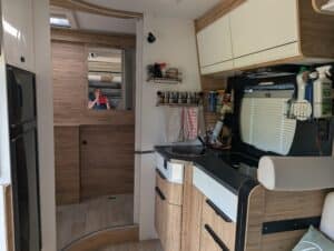 Cuisine moderne de camping-car en bois clair
