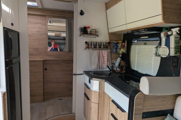 Cuisine moderne de camping-car en bois clair