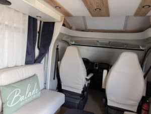 Intérieur moderne de camping-car avec sièges avant