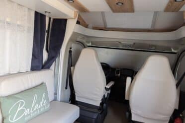 Intérieur moderne de camping-car avec sièges avant
