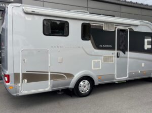 Camping-car Adria Sonic Supreme gris stationné dehors