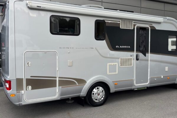 Camping-car Adria Sonic Supreme gris stationné dehors