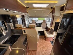Intérieur moderne de camping-car avec coin repas
