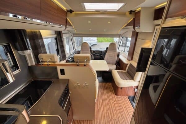Intérieur moderne de camping-car avec coin repas