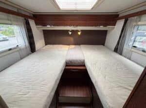 Intérieur de camping-car avec lits jumeaux