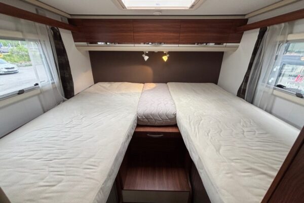 Intérieur de camping-car avec lits jumeaux