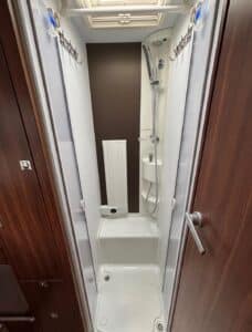 Cabine de douche étroite dans camping-car