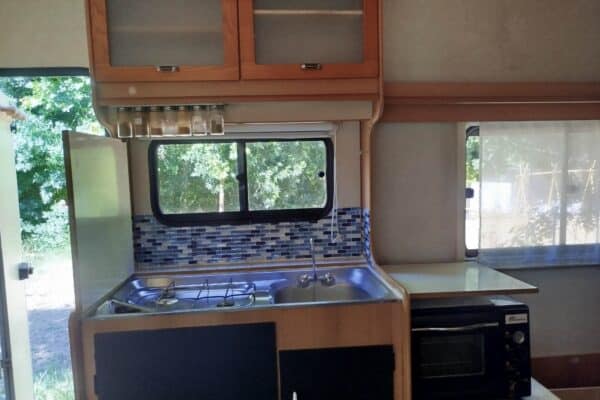 Cuisine de camping-car avec évier et gazinière
