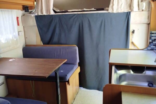 Intérieur de caravane avec kitchenette et couchage