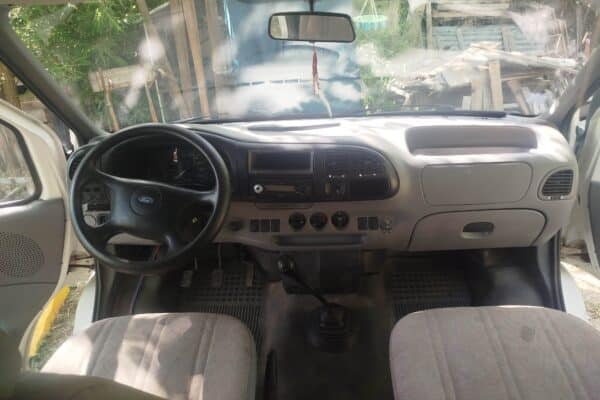 Intérieur d’un utilitaire Ford, vue tableau de bord