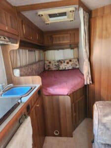 Intérieur de camping-car avec lit et kitchenette
