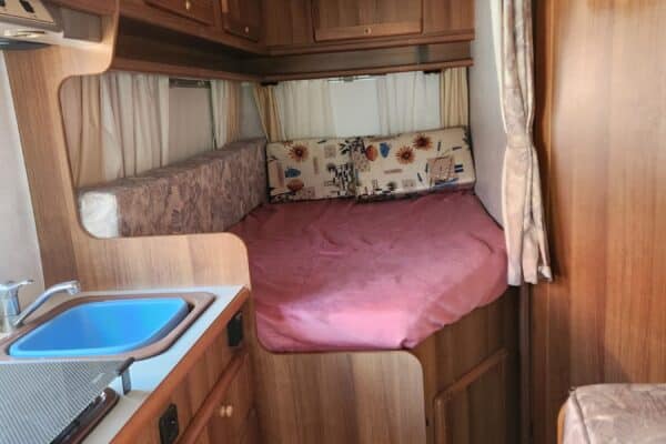 Intérieur de camping-car avec lit et kitchenette
